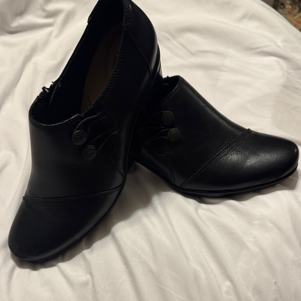 Clarks Collection Black Leather Ankle Boot Shoes Filigree Button Side Zip NWOT